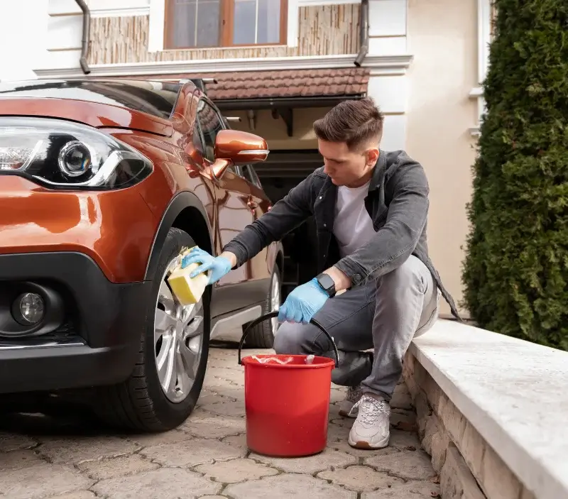 Lavage auto à domicile Guillac : professionnel intervenant sur un véhicule